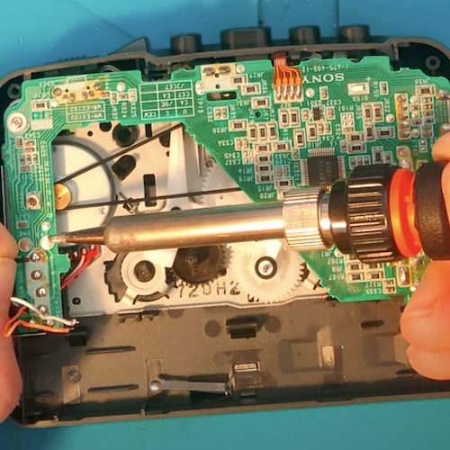 /articles/Sony-WM-EX190-Walkman-Gav-Tries-To-Fix/img/full.jpg